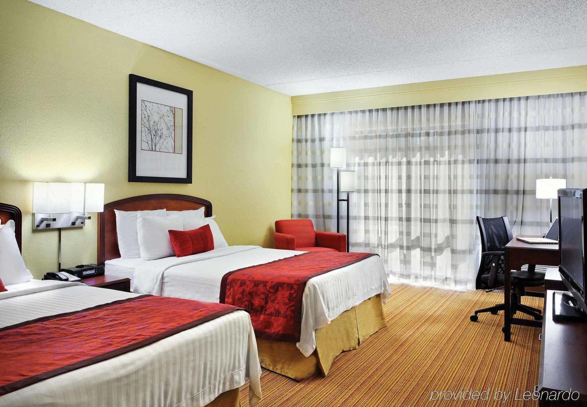 Courtyard Tampa Downtown Hotel Room photo